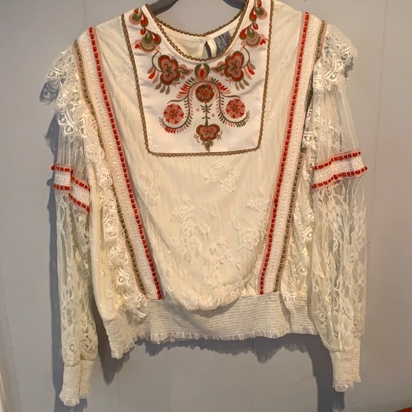 Gorgeous lace feminine top with detail - Picture 1 of 1